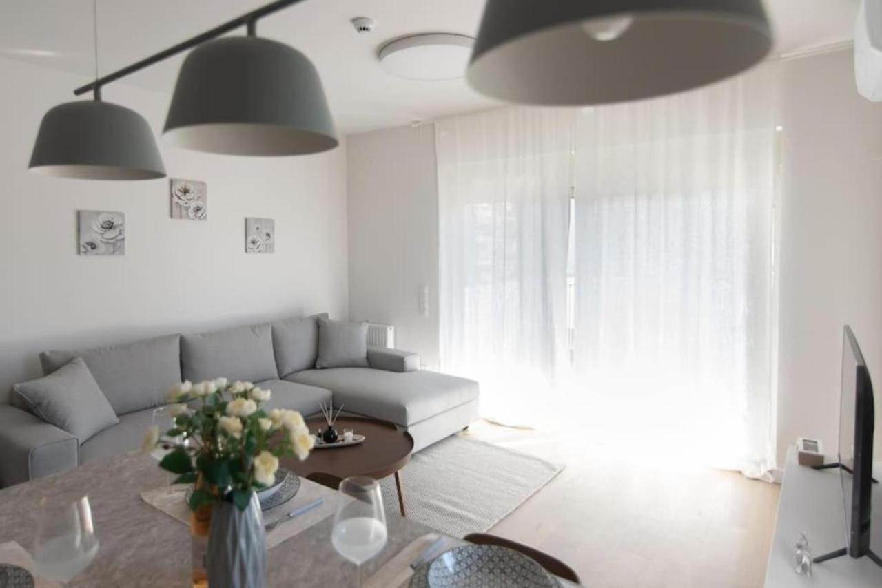 Bright In The New Building Appartement